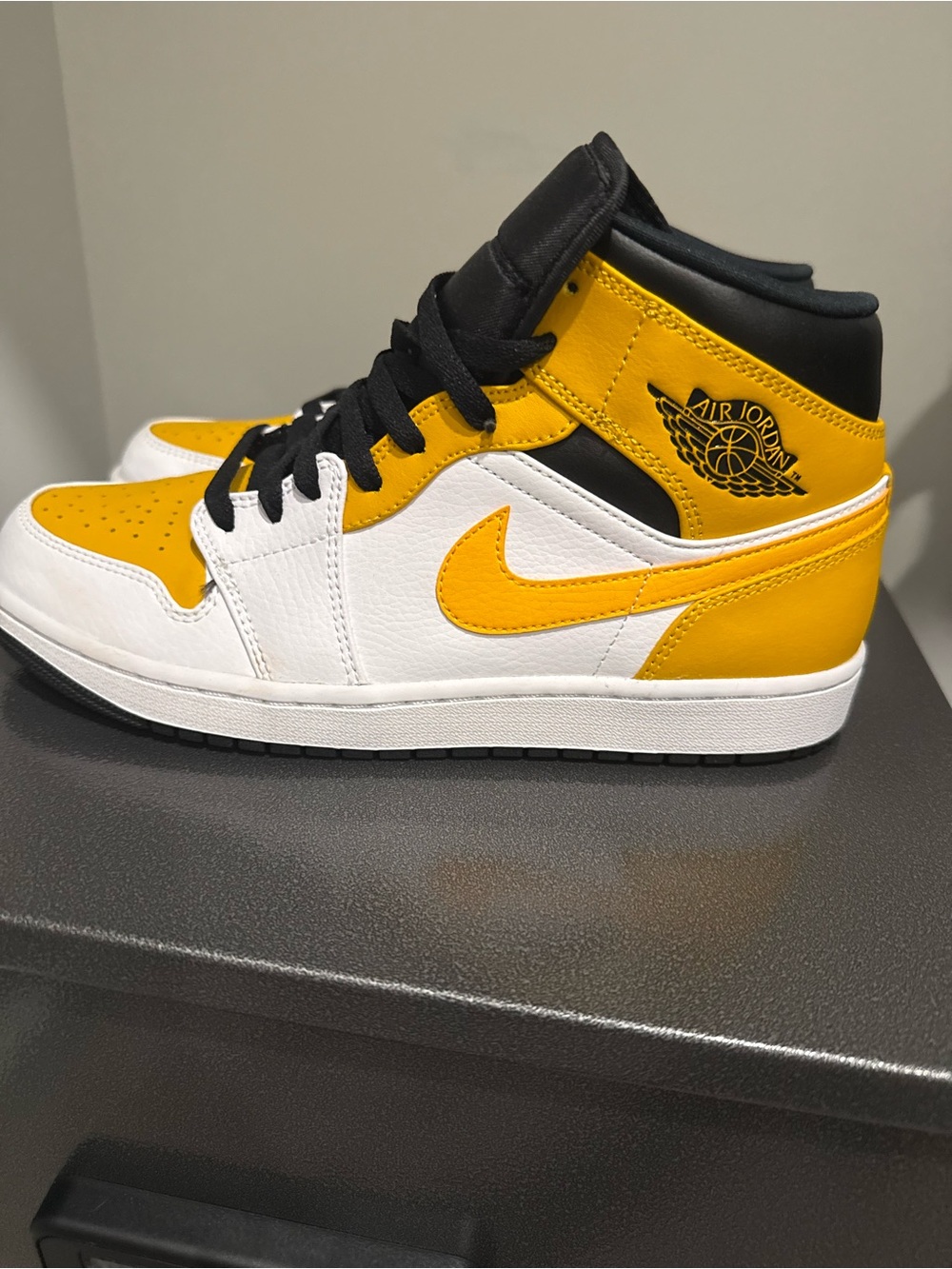 Jordan Black White Yellow Mens